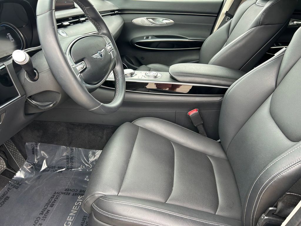 Used 2025 Genesis GV70 2.5T AWD/4WD image 11