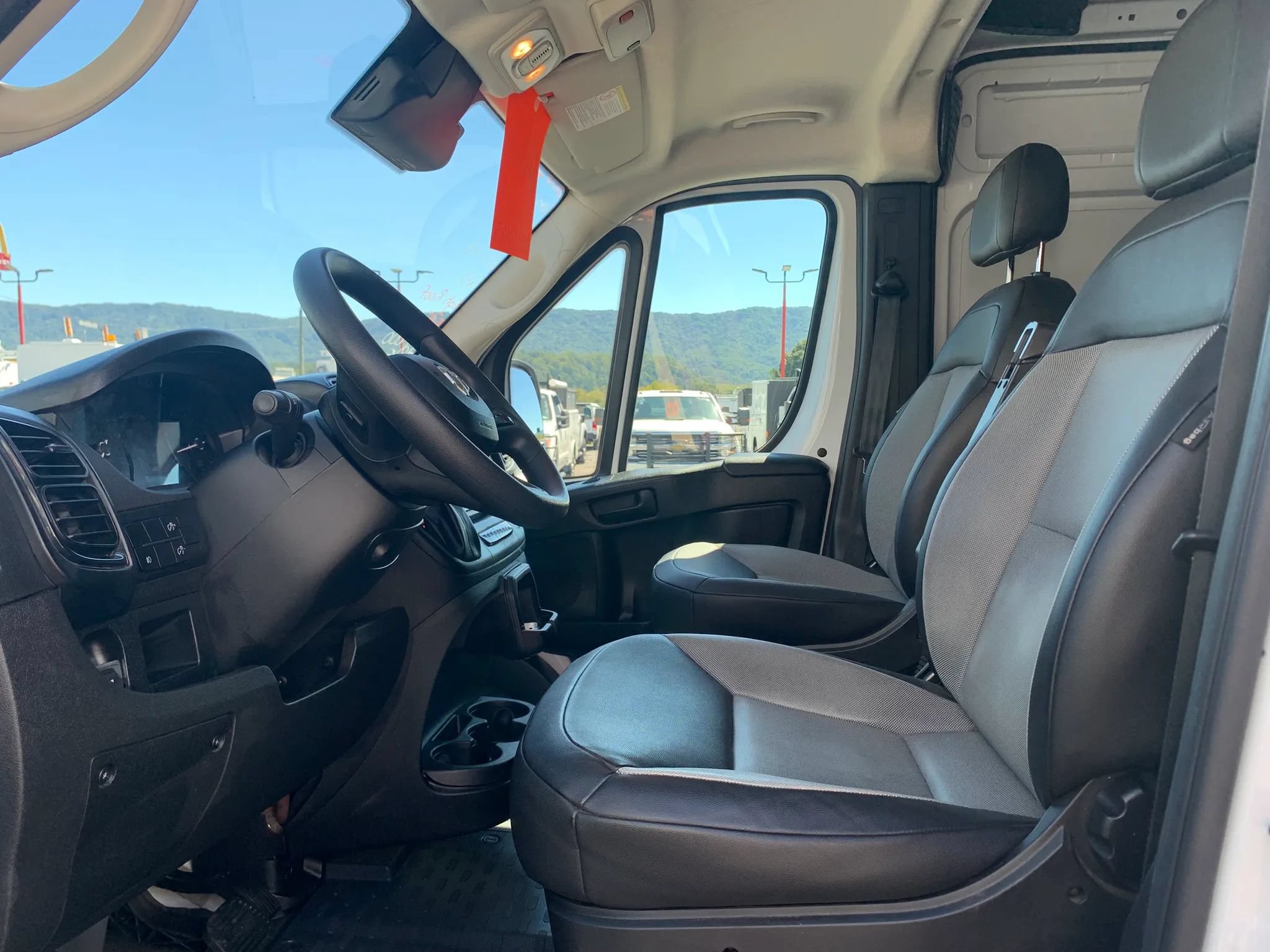 Used 2025 RAM ProMaster 2500 w/ Convenience Group FWD image 9