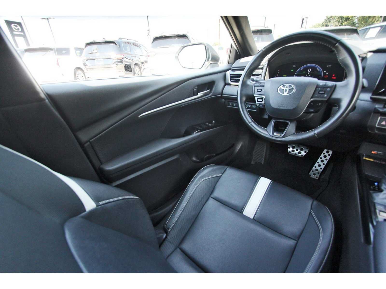 Used 2025 Toyota Camry SE FWD image 6