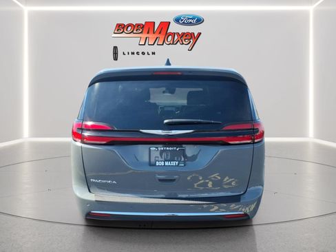 Used 2025 Chrysler Pacifica Select FWD image 5