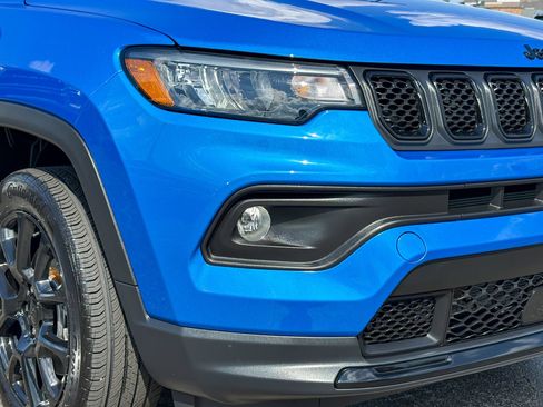 Used 2023 Jeep Compass Latitude w/ Convenience Group AWD/4WD image 3