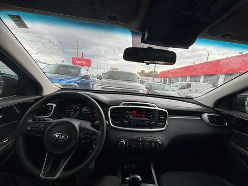 Used 2017 Kia Sorento L image 5