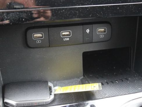 Used 2024 Kia Carnival EX FWD image 10