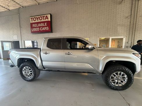 Used 2025 Toyota Tacoma Limited AWD/4WD image 9