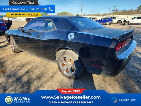 Used 2012 Dodge Challenger SXT RWD image 3
