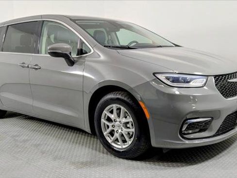 Used 2023 Chrysler Pacifica Touring-L FWD image 9