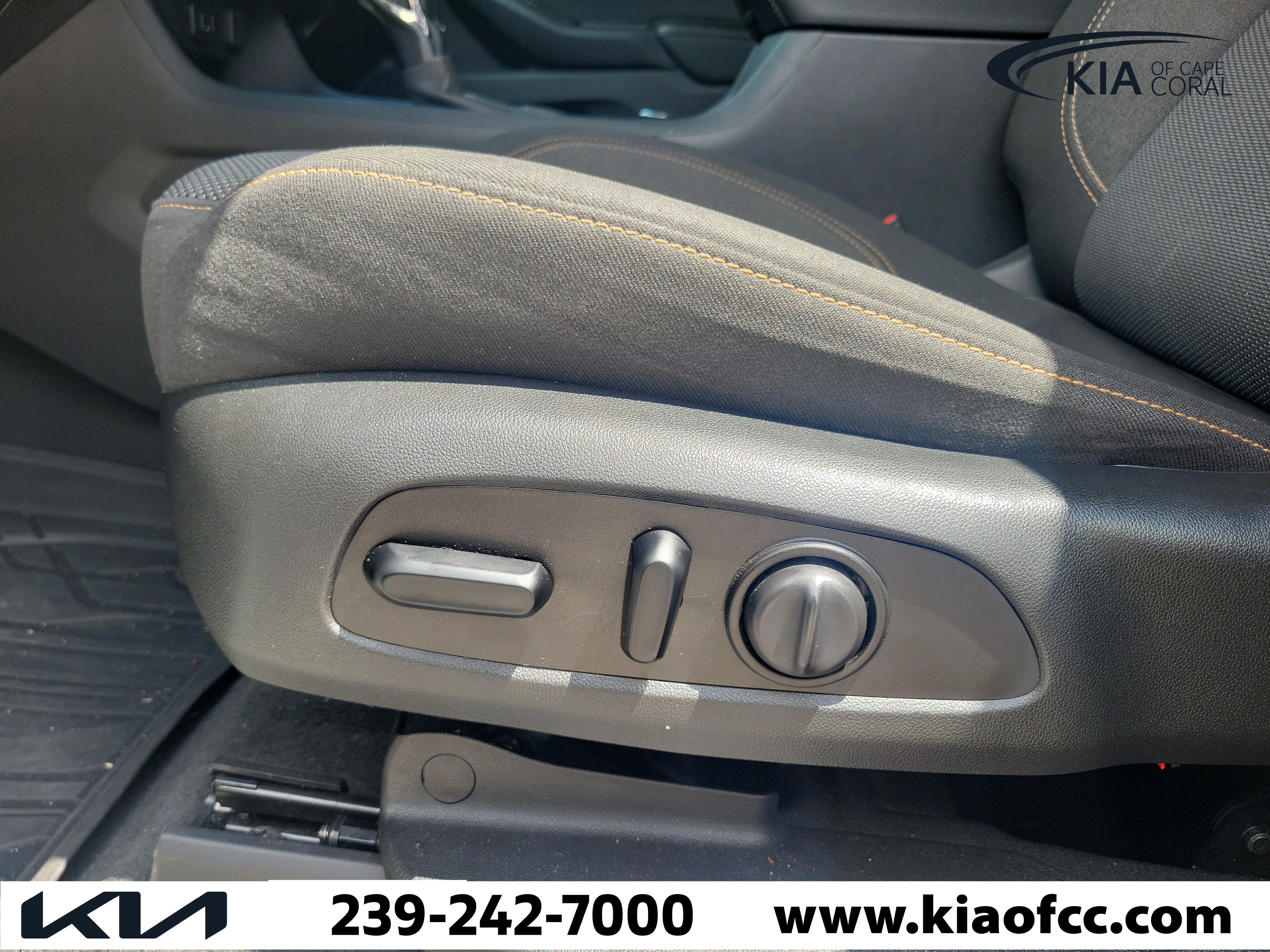 Used 2021 Chevrolet Traverse LT FWD image 25