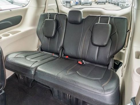 Used 2019 Chrysler Pacifica Touring-L image 36