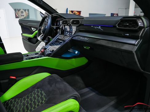 Used 2022 Lamborghini Urus AWD/4WD image 12