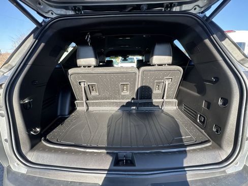 Used 2023 Chevrolet Traverse LT w/ Rear Camera Mirror Package image 24