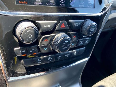 Used 2022 Jeep Grand Cherokee Laredo X RWD image 31