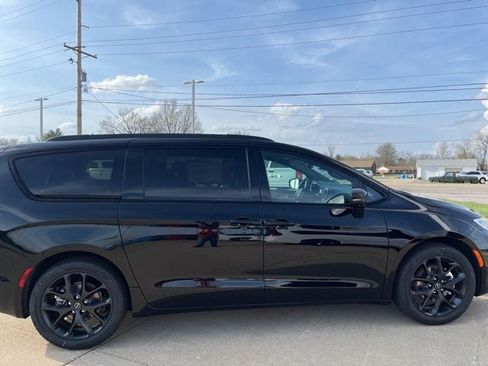 New 2026 Chrysler Pacifica Select w/ S Appearance Package FWD image 4