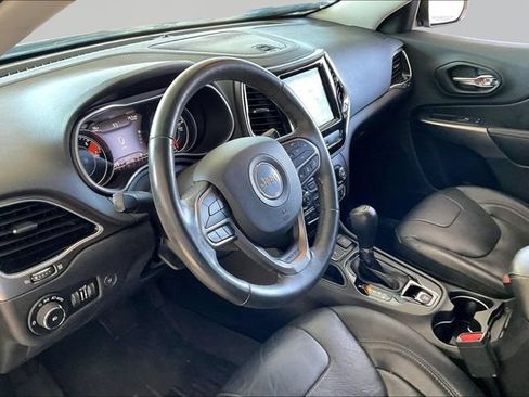 Used 2019 Jeep Cherokee Limited w/ Luxury Group FWD image 12