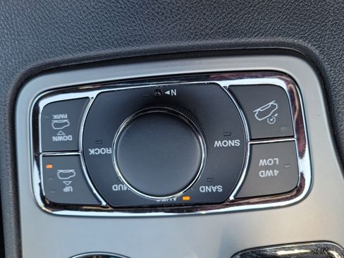 Used 2020 Jeep Grand Cherokee Overland AWD/4WD image 30
