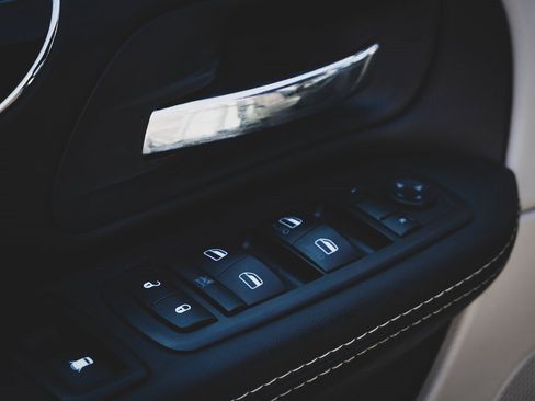 Used 2017 Dodge Grand Caravan SXT image 10