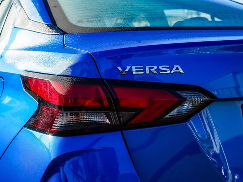 Used 2022 Nissan Versa SV image 9