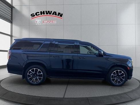 Used 2022 Chevrolet Suburban RST w/ Sport Performance Package AWD/4WD image 3