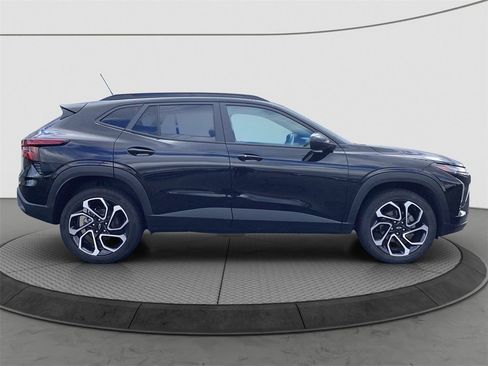 Used 2025 Chevrolet Trax RS w/ Driver Confidence Package image 8