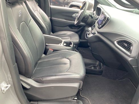 Used 2022 Chrysler Pacifica Touring-L w/ S Appearance Package image 25