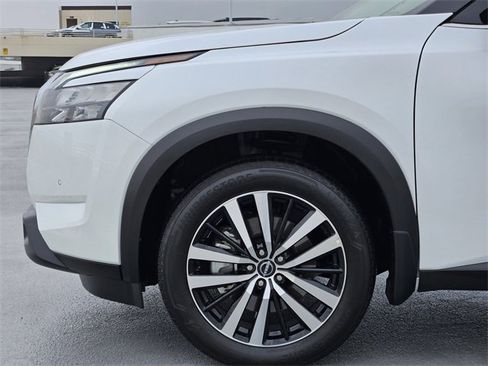 Used 2025 Nissan Pathfinder Platinum image 9