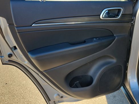 Used 2019 Jeep Grand Cherokee Limited image 13