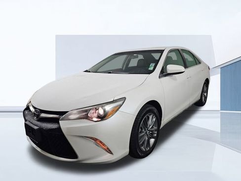 Used 2017 Toyota Camry SE image 3