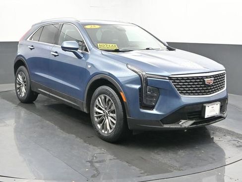 Used 2025 Cadillac XT4 Premium Luxury image 2