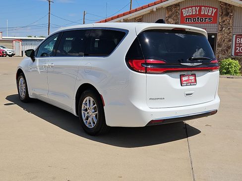 Used 2024 Chrysler Pacifica Touring-L FWD image 2