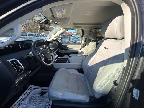 Used 2025 Ford Expedition Platinum image 14