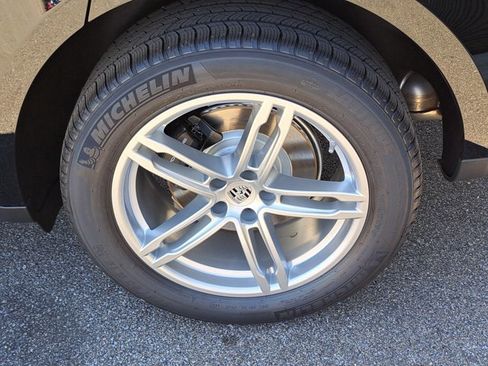 Used 2025 Porsche Macan image 13