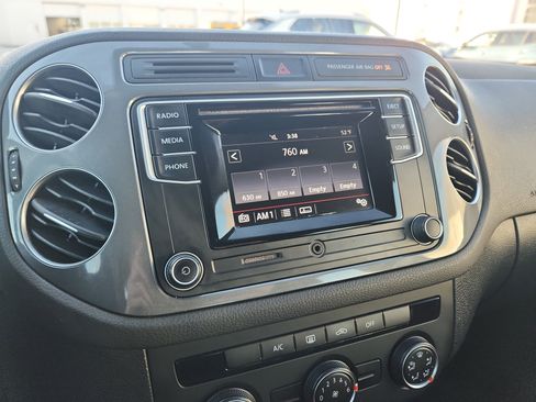 Used 2018 Volkswagen Tiguan Limited image 31
