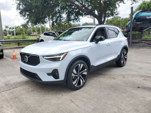 Certified 2024 Volvo XC40 B5 Plus w/ Climate Package AWD/4WD image 3
