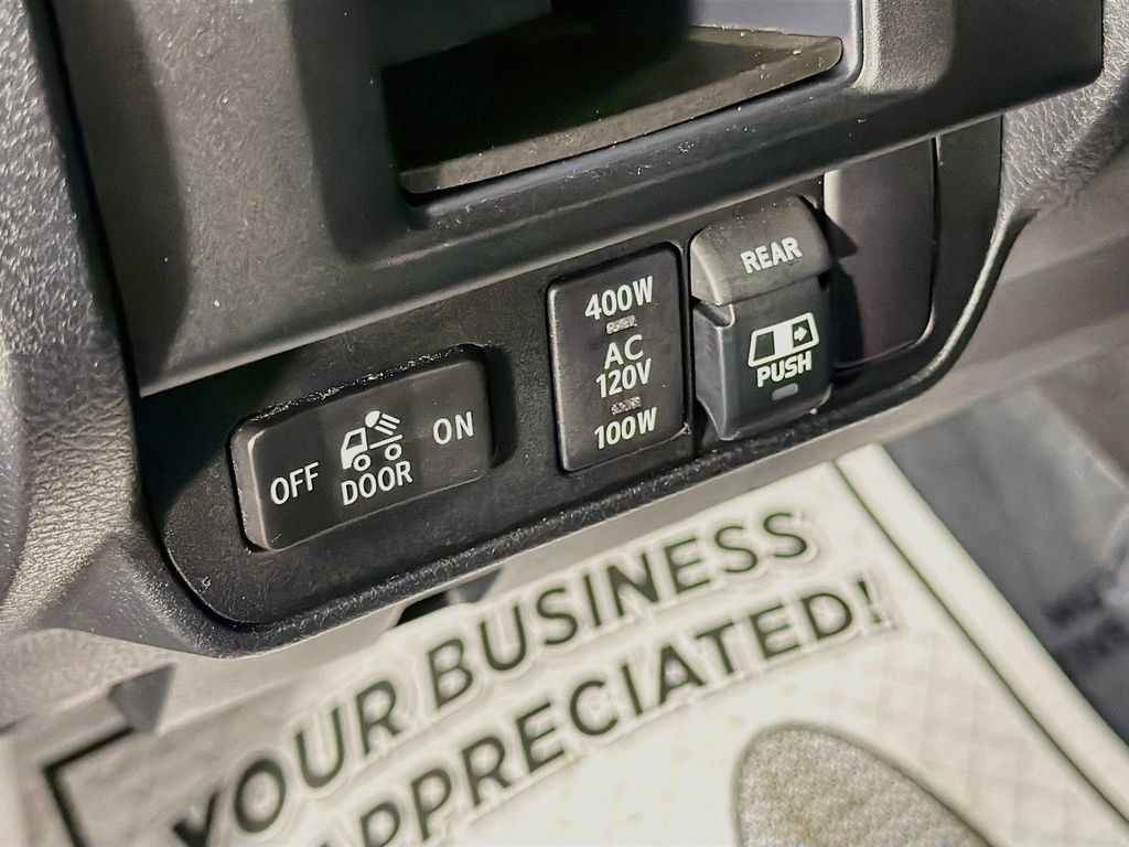 Used 2017 Toyota Tacoma TRD Sport AWD/4WD image 10