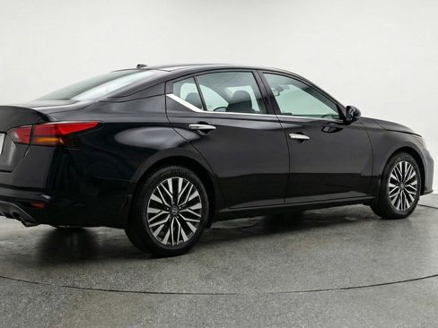 Used 2025 Nissan Altima 2.5 SV image 9