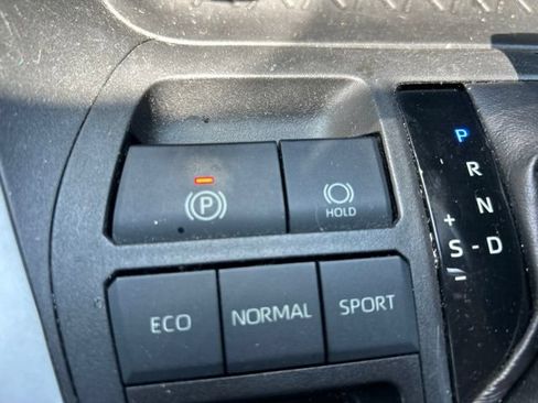 Used 2020 Toyota RAV4 LE FWD image 16