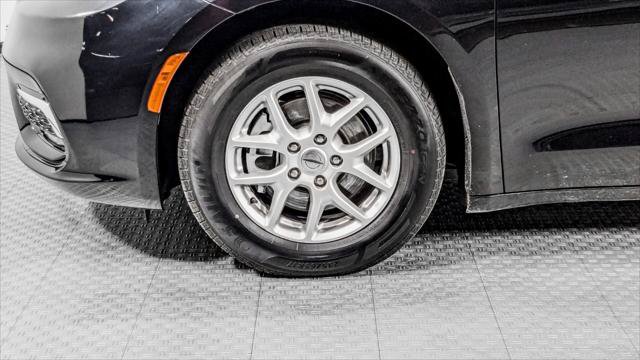 Used 2024 Chrysler Pacifica Touring-L FWD image 36