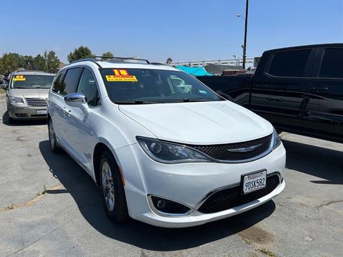 Used 2018 Chrysler Pacifica Limited FWD image 10