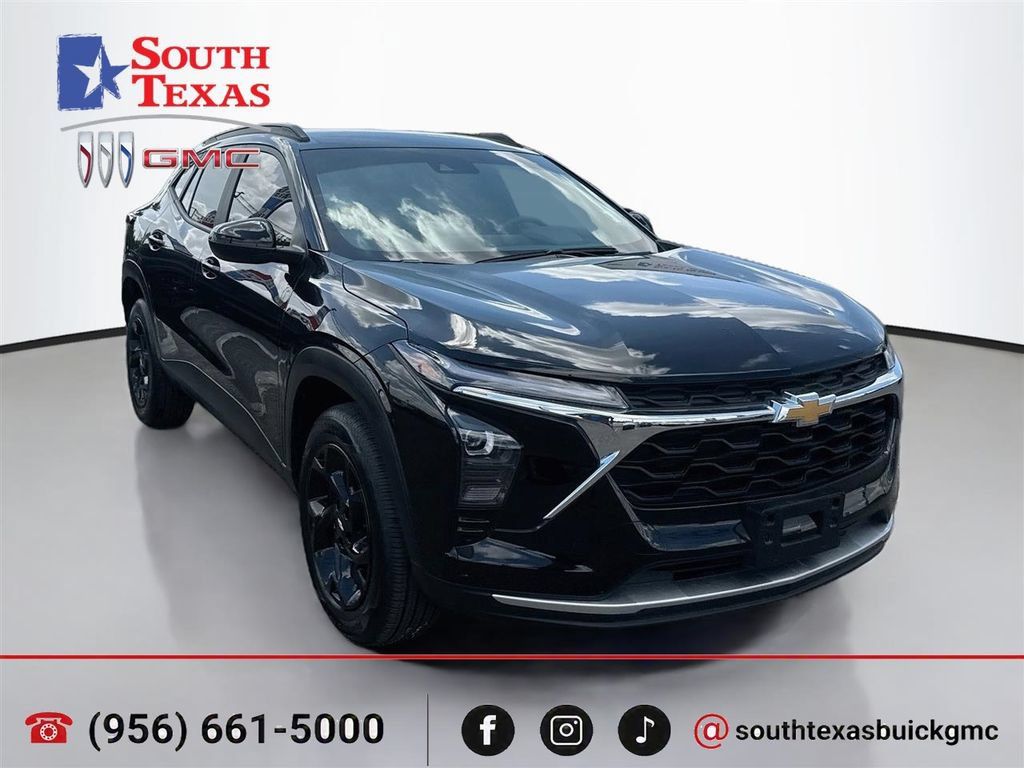 Used 2025 Chevrolet Trax LT w/ Driver Confidence Package FWD image 1