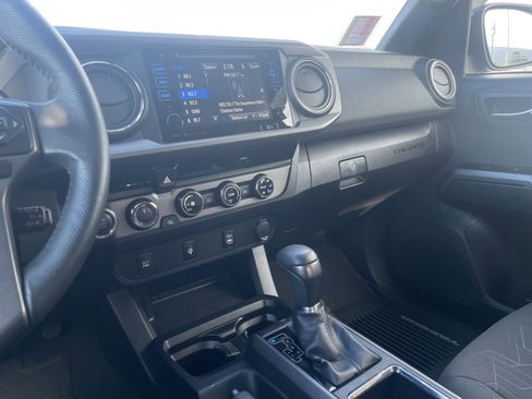 Used 2017 Toyota Tacoma TRD Sport w/ Tow Package (A/T) image 22