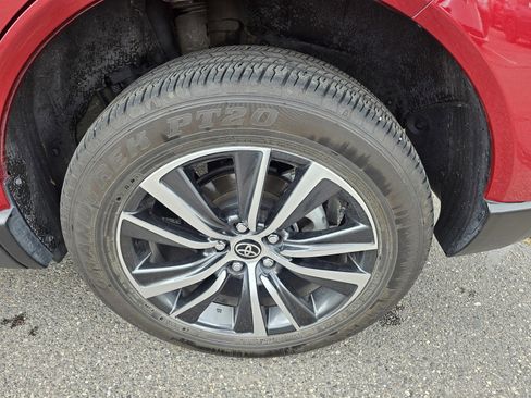 Used 2023 Toyota Venza LE image 17