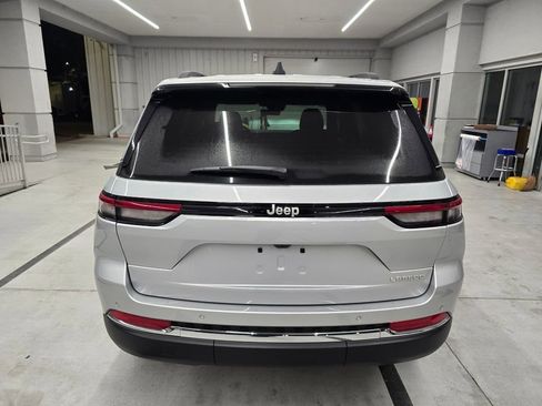 New 2025 Jeep Grand Cherokee Laredo w/ Luxury Tech Group I RWD image 5