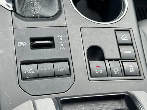 Used 2023 Toyota Highlander XLE AWD/4WD image 32