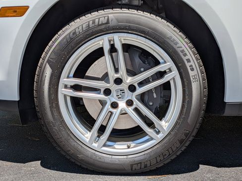 Certified 2025 Porsche Macan AWD/4WD image 36