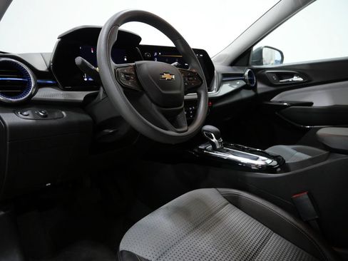 Used 2025 Chevrolet Trax LT FWD image 11