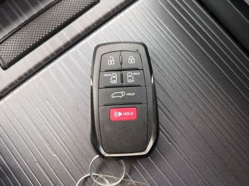 Certified 2025 Toyota Sienna LE image 27