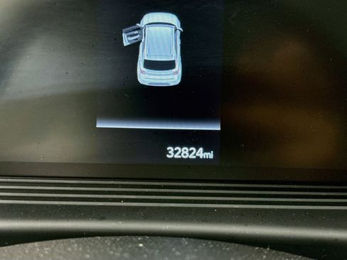 Used 2025 Hyundai Venue SEL FWD image 19