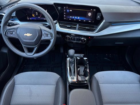 Used 2025 Chevrolet Trax LT FWD image 15
