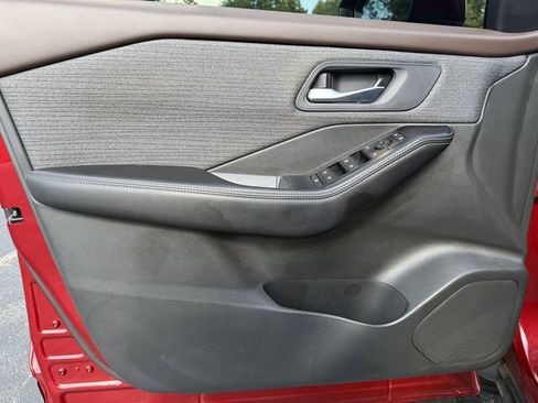 Used 2023 Nissan Rogue SV FWD image 9