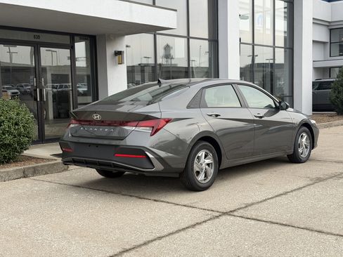 New 2026 Hyundai Elantra SE FWD image 4
