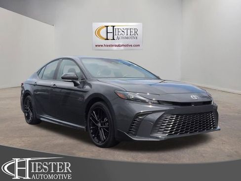Used 2025 Toyota Camry SE w/ Convenience Package FWD image 1